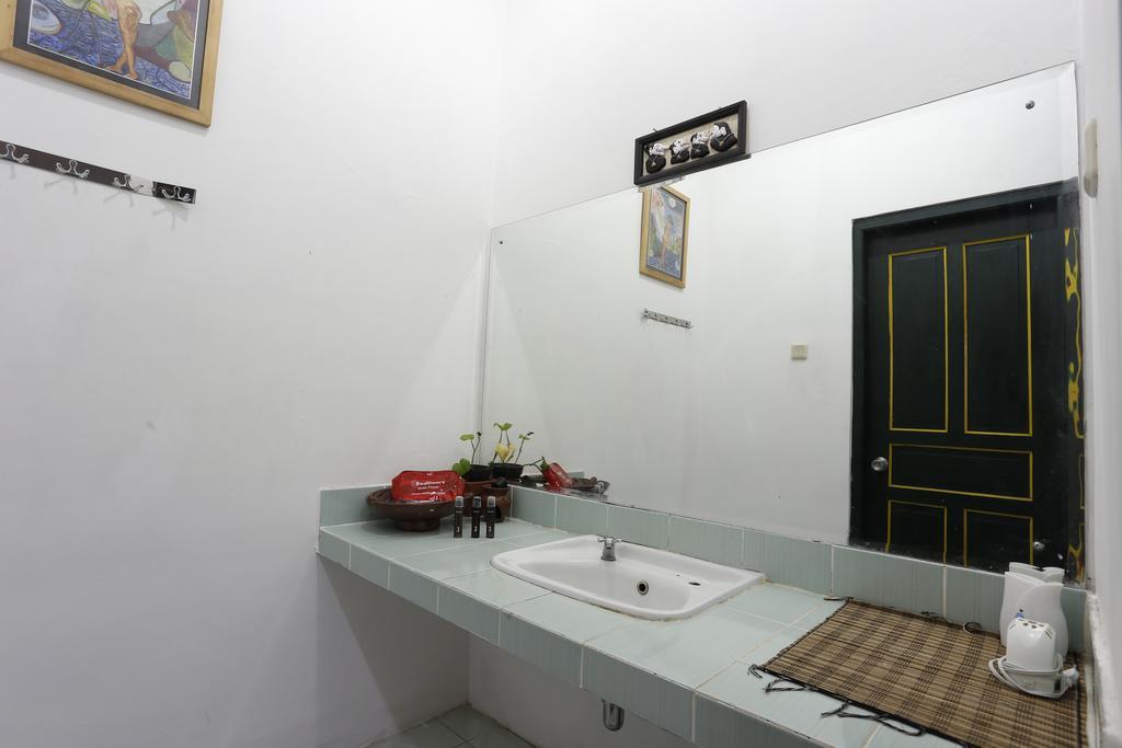 Hotel Reddoorz Near Adisucipto Airport Yogyakarta Exterior foto